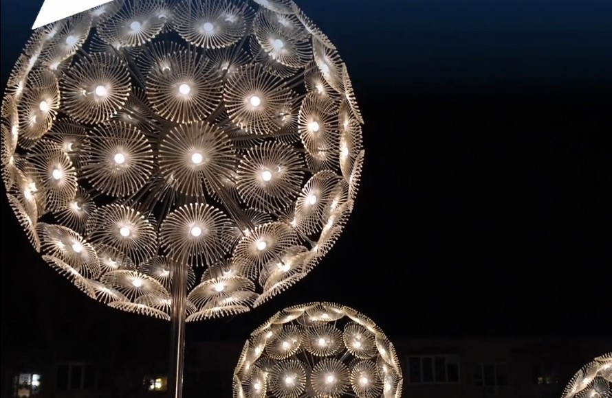 Светящиеся скамейки, фонари-одуванчики – как Астрахань становится комфортной