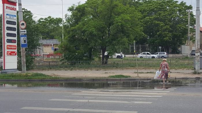 Улицу возле парка "Планета" затопило нечистотами