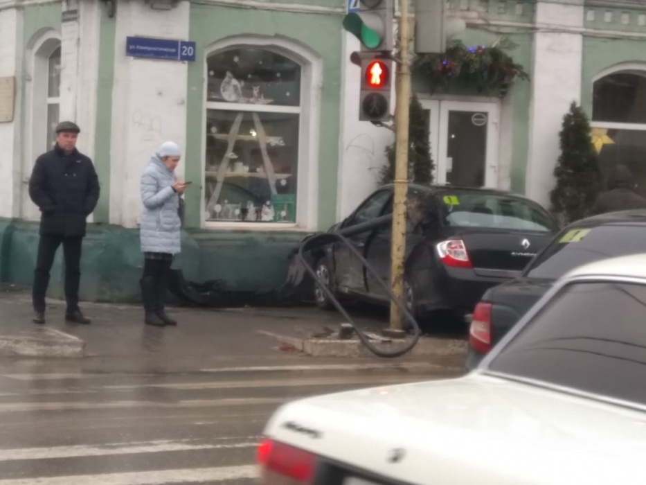 В центре Астрахани два новичка не поделили дорогу и цветочный магазин