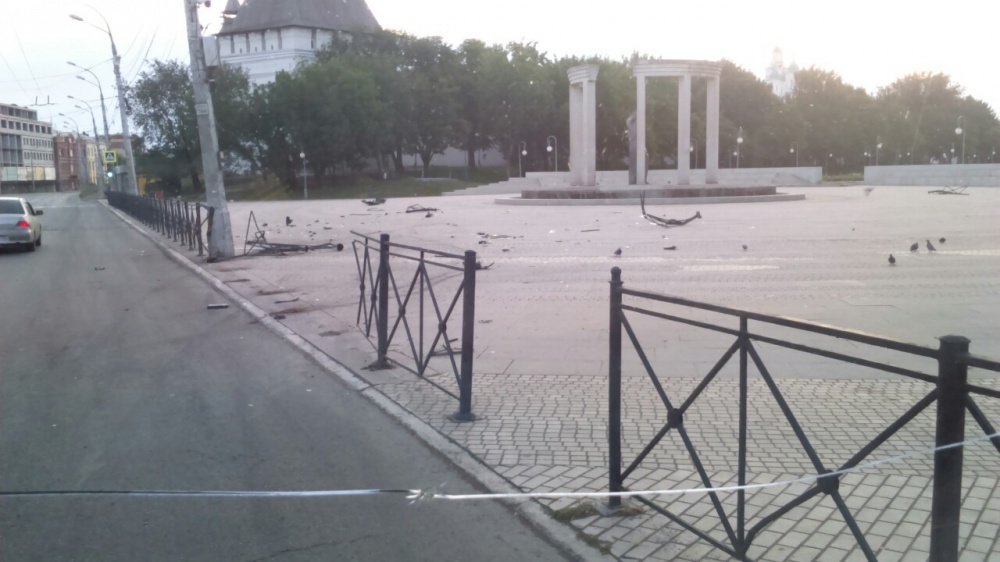 В центре Астрахани восстановили ограждение, которое снесли лихачи