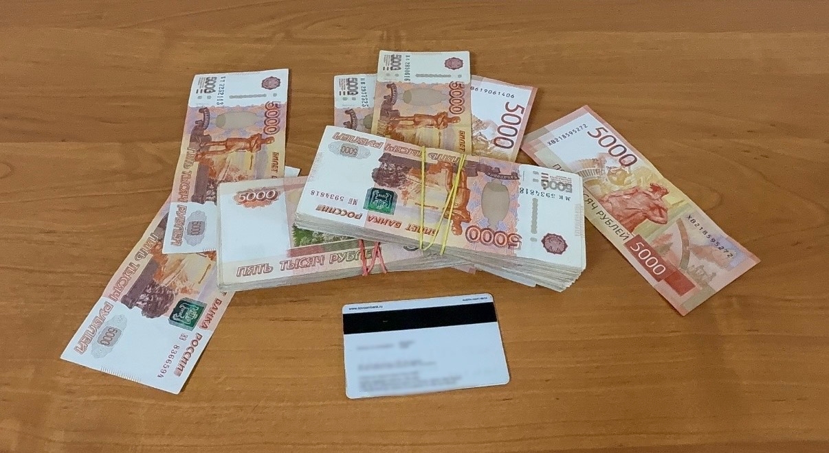 В аэропорту Астрахани задержали курьера мошенников с похищенным у пенсионерки миллионом