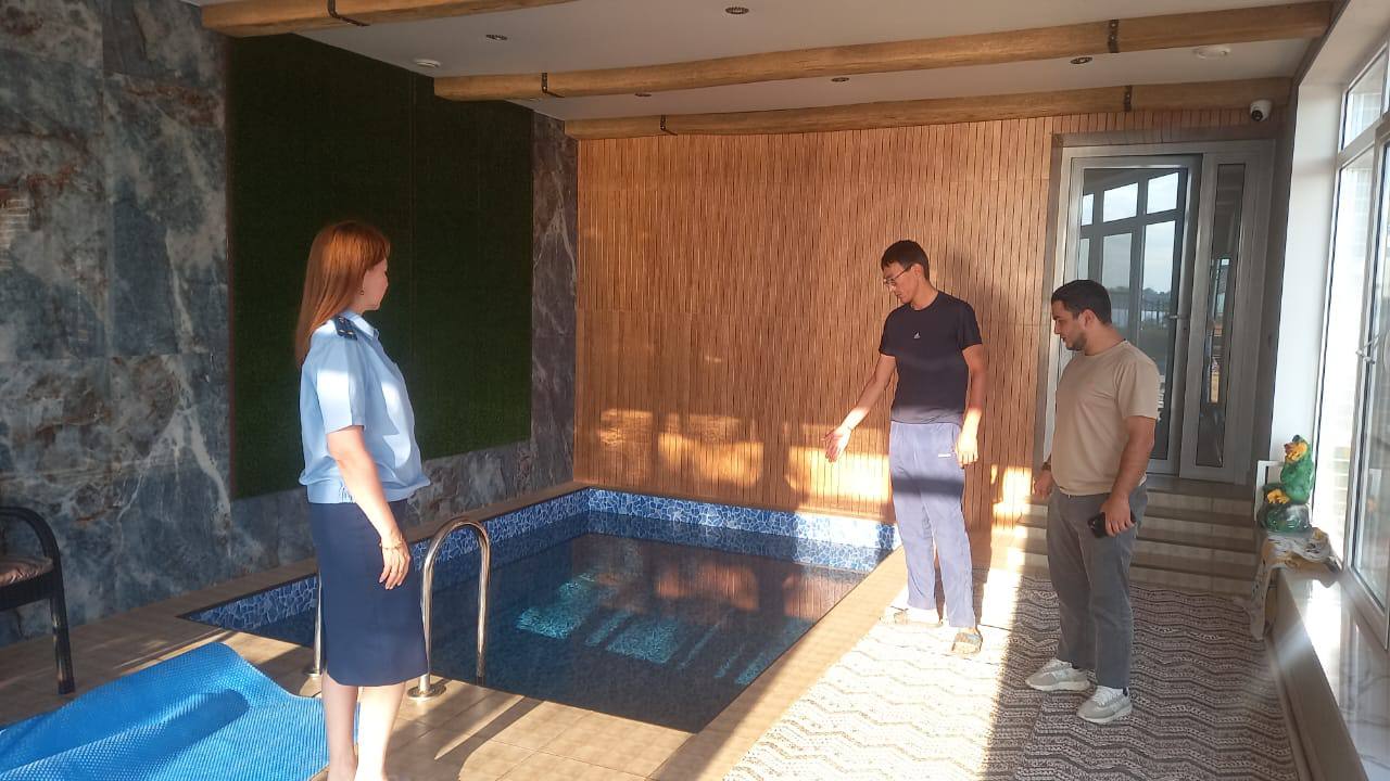 В бассейне в Астраханской области утонул ребенок