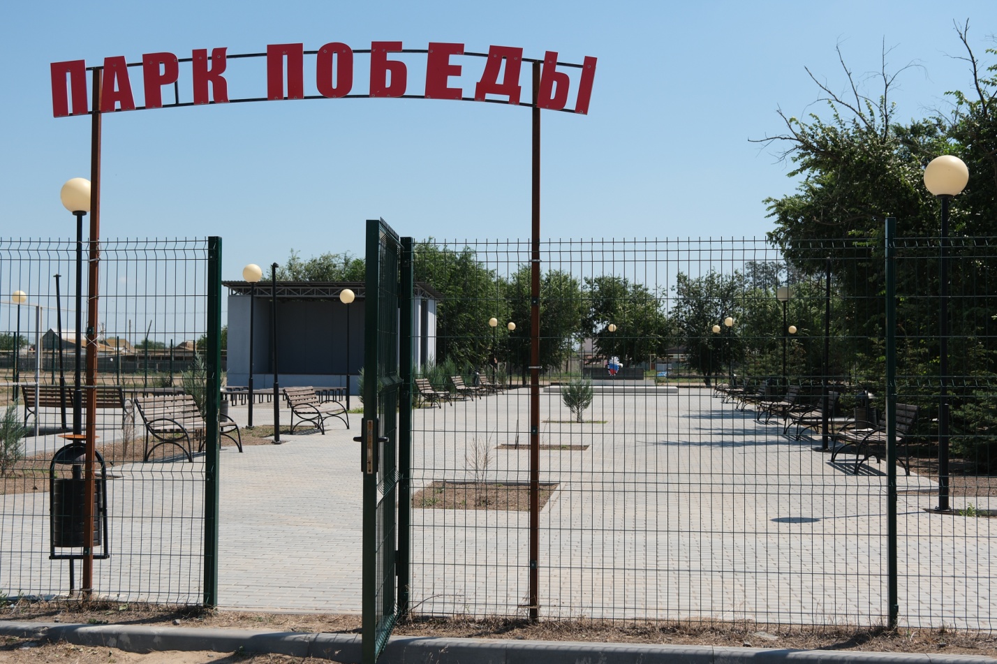 Жители астраханского села приняли активное участие в благоустройстве местного парка