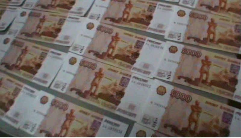 В Астрахани трое мужчин пошли под суд за фальшивые деньги и настоящие наркотики