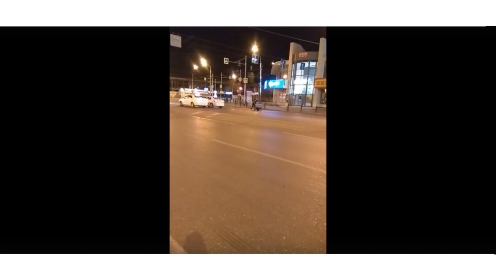 В сеть попали кадры ночной драки на дороге в Астрахани