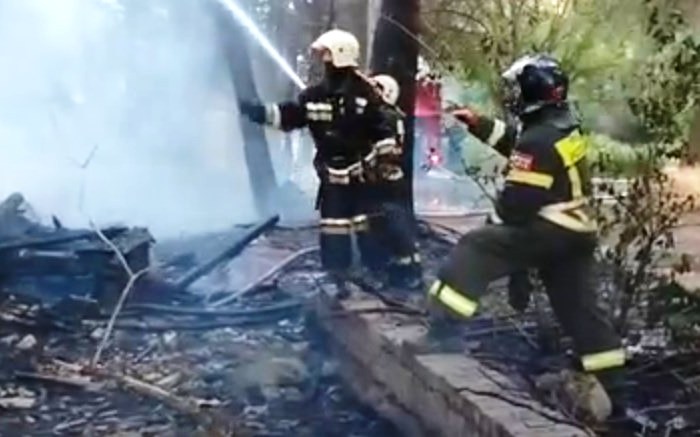 «Научный» огонь: в Астрахани полтора часа тушили пожар в садоводческом товариществе