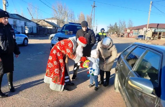 В новогодние дни на дорогах шести астраханских муниципалитетов дежурили Дед Мороз и Снегурочка
