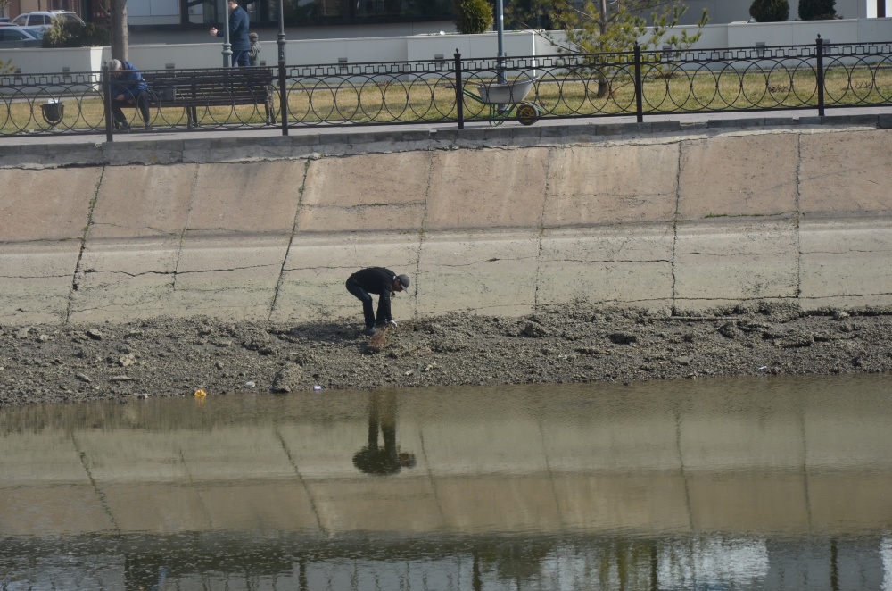 Канал щас. Уровень воды в каналах. Каналы Астрахани водные. Каналы для осушения Санкт Петербурга. Осушение каналов в СПБ.