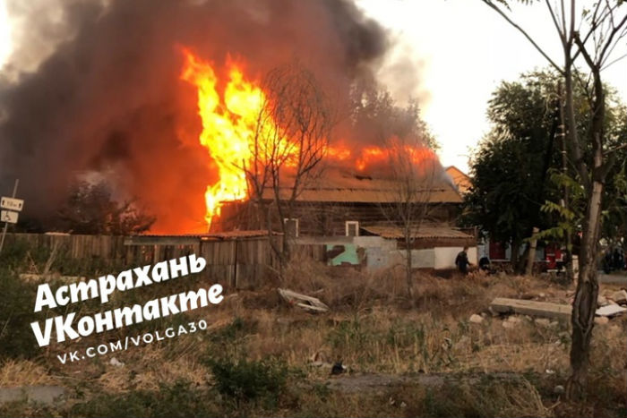 Крупный пожар в центре Астрахани тушили девять машин