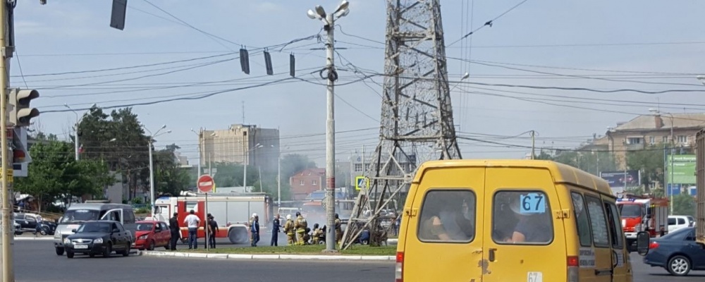 В Астрахани снова посреди проезжей части загорелось авто