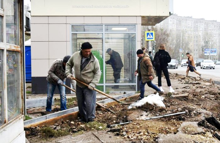 В Астрахани до конца года обустроят более 30 остановок