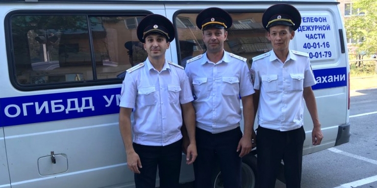 В Астрахани дорожные полицейские совершили подвиг и скрыли это от коллег