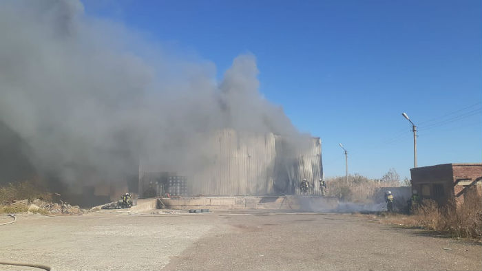 В Астрахани полыхает пивной склад