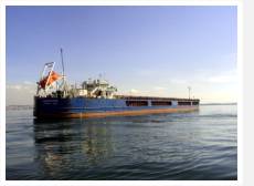 К судну, севшему под Астраханью на мель, идет на помощь сухогруз