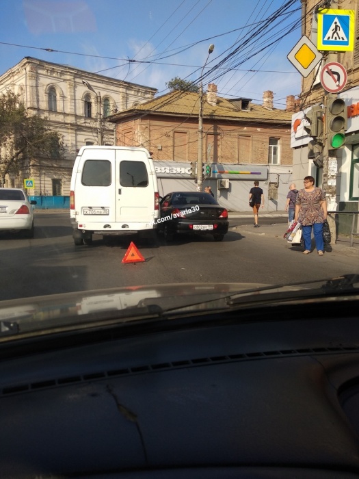 В районе Больших Исад в Астрахани - пробка из-за аварии