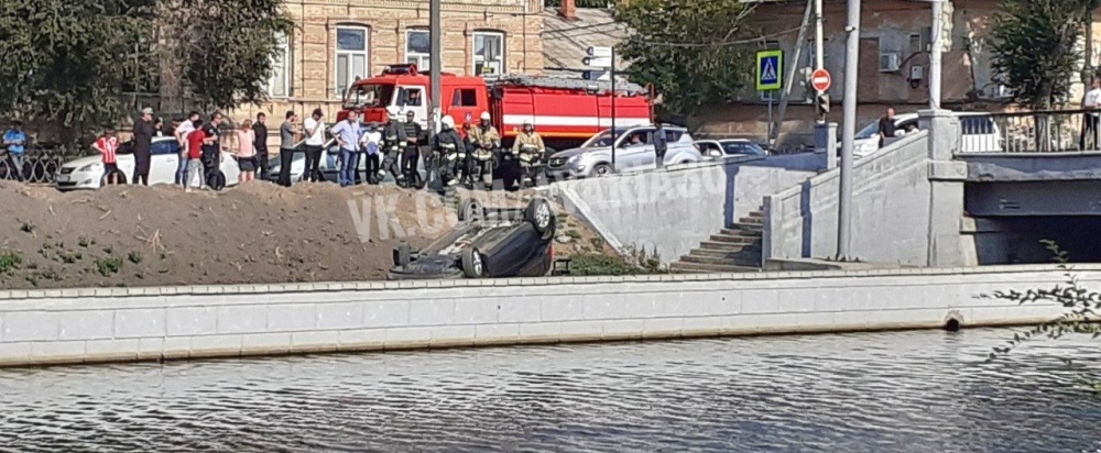 В центре Астрахани машина вылетела с дороги и перевернулась