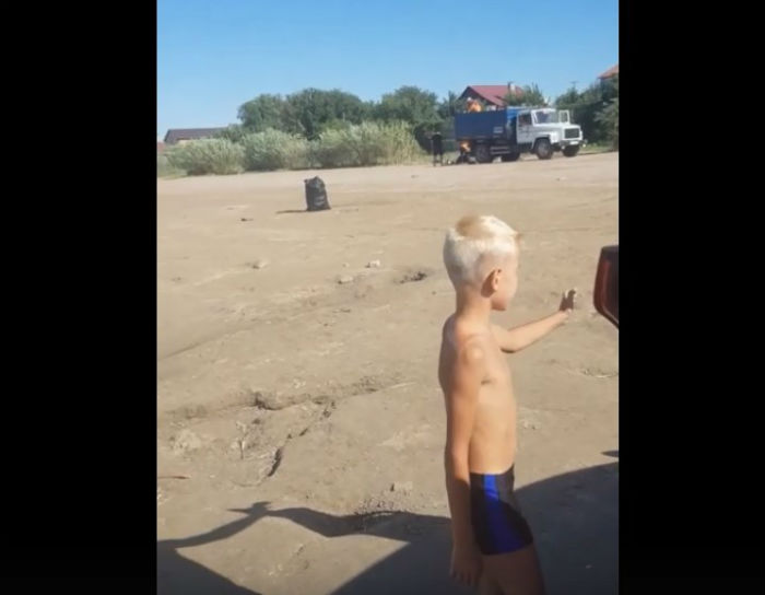 Астраханский пляж, который отдыхающие превратили в помойку, зачистили