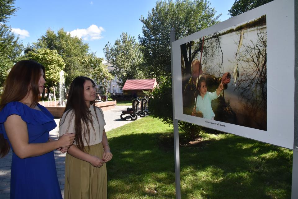В Астрахани в Братском саду открылась фотовыставка