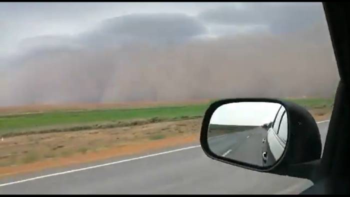 Не опять, а снова: кадры пыльной бури в Астрахани
