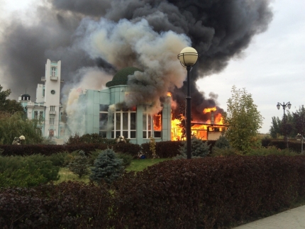 В Астрахани горит кафе «Бакинский бульвар»