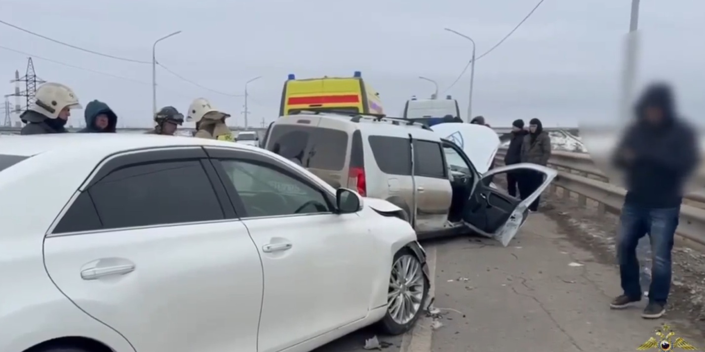 В крупном ДТП на астраханском мосту погиб пассажир