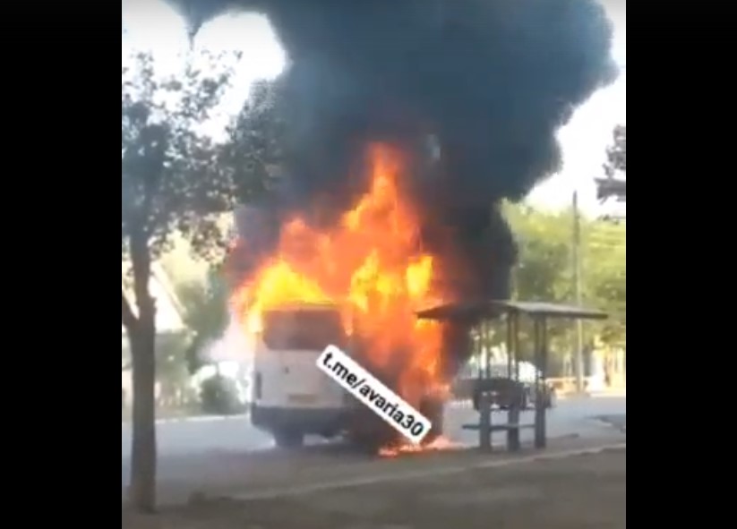 Мужик с горящим автобусом. Микроавтобус за считанные минуты сгорел близ Шымкента. Пожар Анжеро Судженск сгорел микроавтобус. Сгорел автобус волгоград