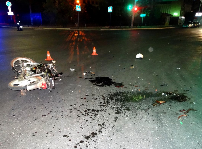 В Астрахани столкнулись автомобиль и мопед: водитель мопеда серьезно пострадал