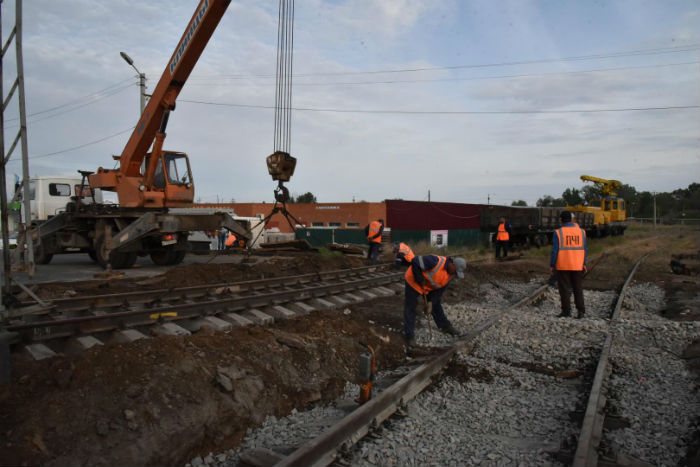 В Трусовском районе железнодорожный переезд откроют на три часа позже