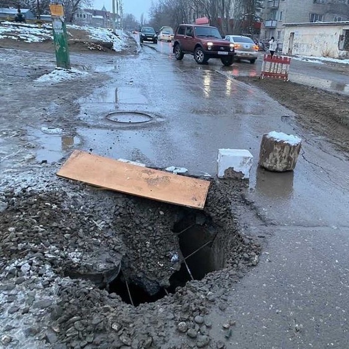 Провал в Зацаревье: канализационный люк ушел под землю