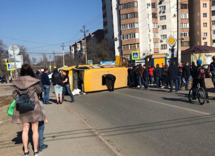 В Астрахани перевернулась маршрутка, есть пострадавшие