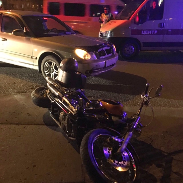 В центре Астрахани столкнулись мотоцикл и легковушка
