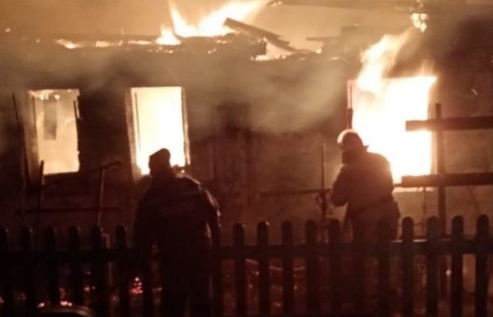 На восточной окраине Астрахани в пожаре частного дома погиб неизвестный мужчина 