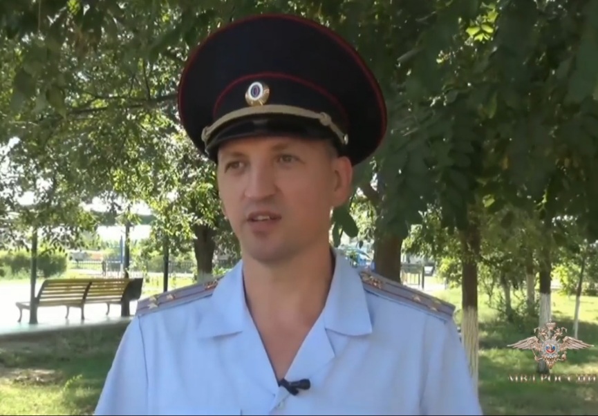 Приятно, что в нашей полиции служат такие люди: астраханский полицейский спас девочку на пожаре