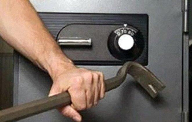 Под Астраханью двое молодых людей ограбили мебельный салон