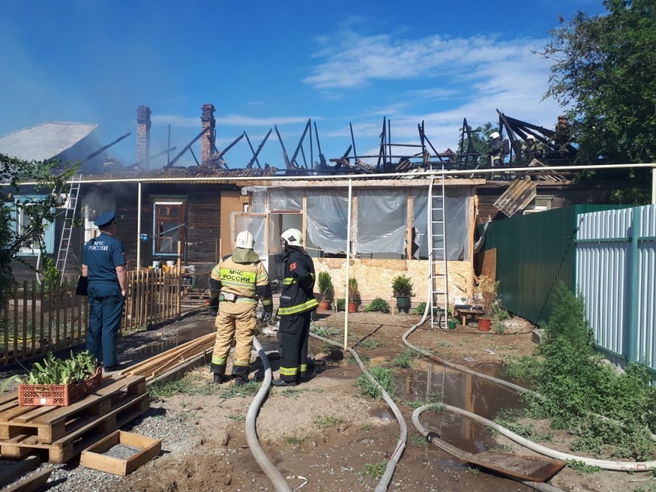 Утром в Астрахани сгорел дом
