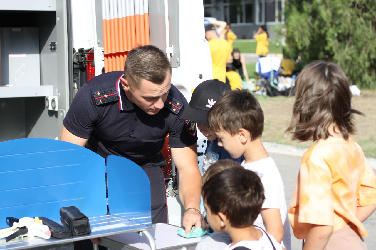 На Дне молодежи в Астрахани родители потеряли в толпе двух маленьких детей