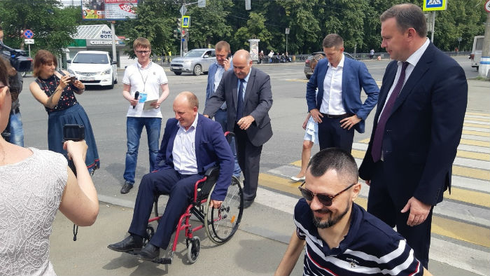 Астраханским чиновникам предложили раз в квартал передвигаться в инвалидной коляске