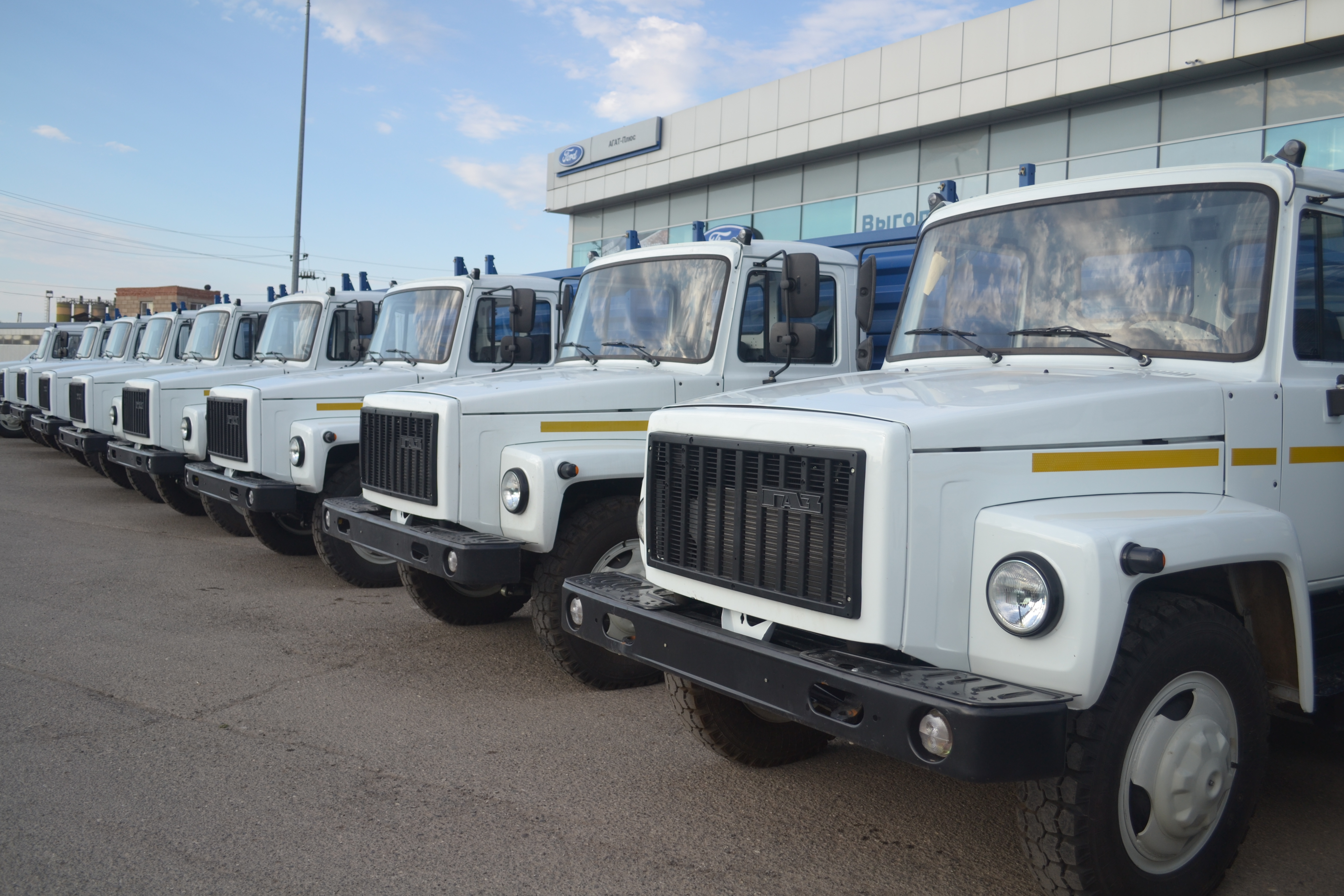  Автопарк мэрии Астрахани пополнился спецтранспортом