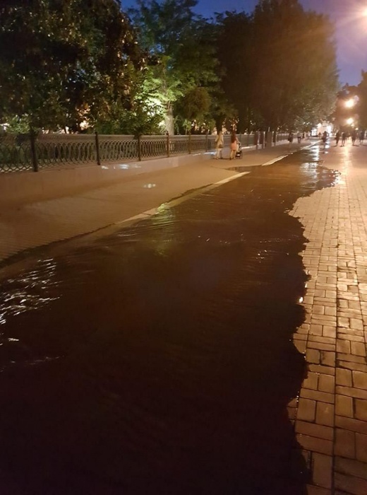 В центре Астрахани затопило одну из главных улиц