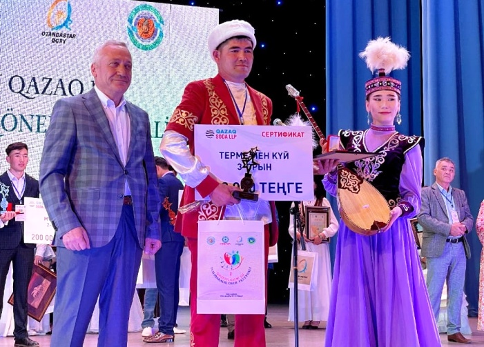Астраханский домбрист  стал лауреатом международного конкурса в  Казахстане