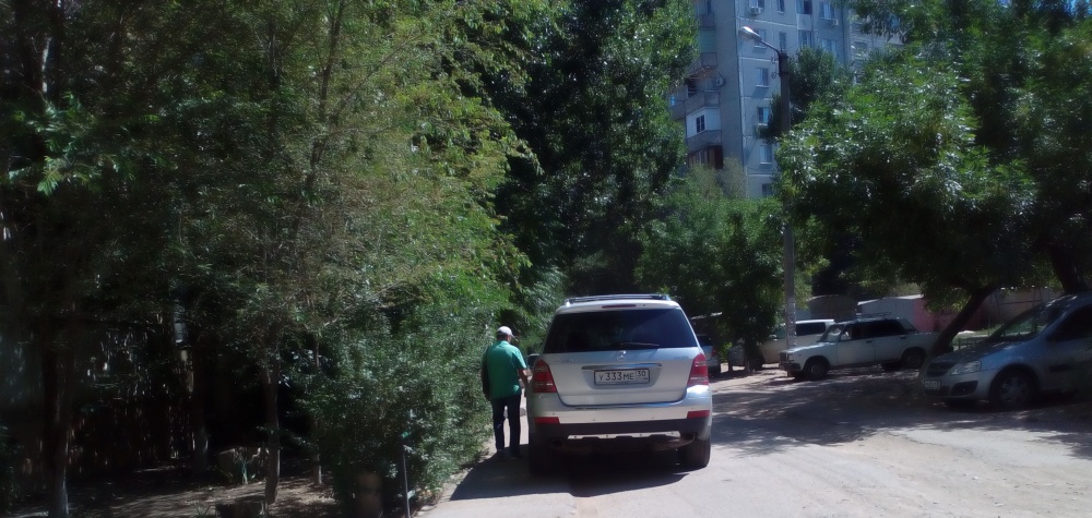 В Астрахани джип, припарковавшись на тротуаре, уже второй день мешает ходить местным жителям