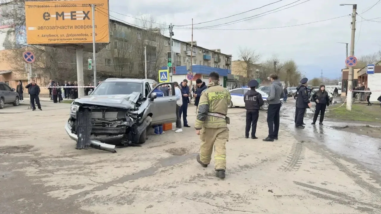 В астраханском райцентре неуправляемый кроссовер устроил массовое ДТП