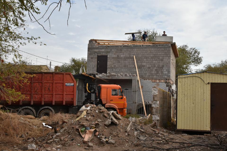 В Астрахани по просьбе жителей администрация снесет незаконную постройку во дворе