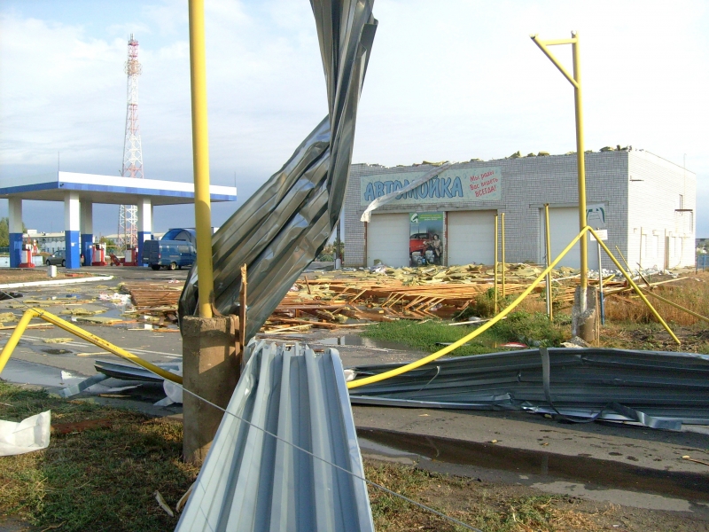 В Астраханской области шквалистый ветер оборвал линии электропередач и снес крышу автомойки