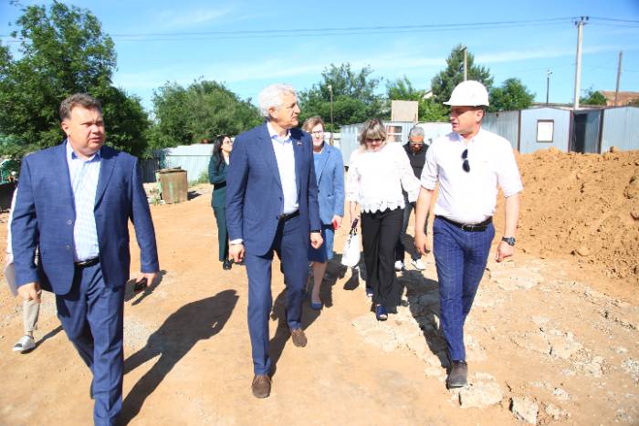 Депутат Госдумы Леонид Огуль с выездным контролем посетил социальные учреждения Наримановского района