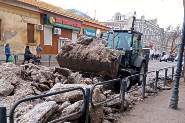 Из Астрахани вывезли почти полтысячи тонн наледи