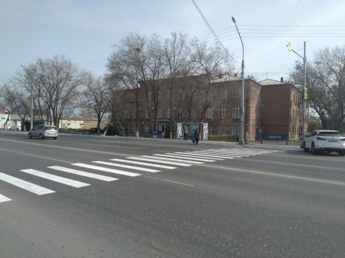 На пешеходных переходах в Астрахани обновляют разметку