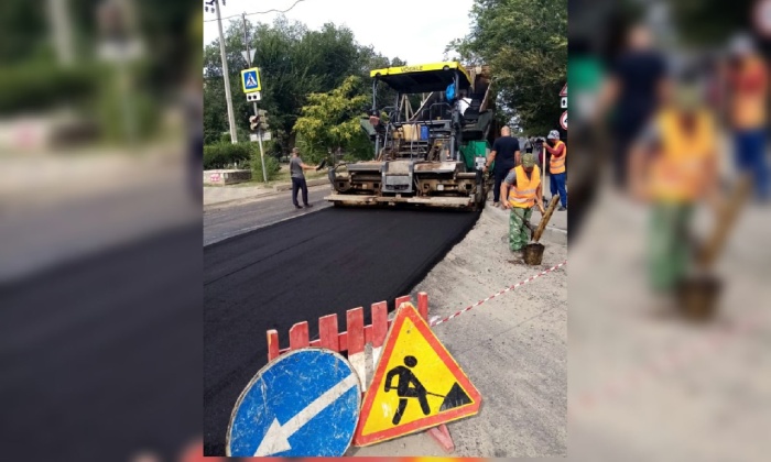 На улице Александрова в Астрахани укладывают асфальт