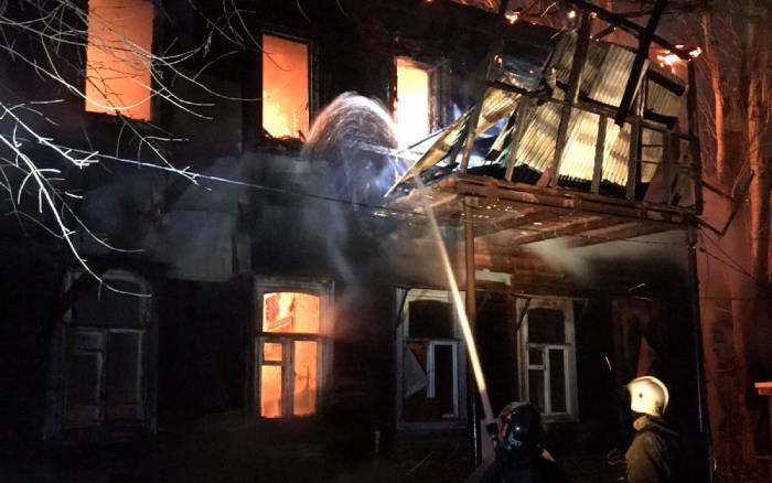 Спасатели почти восемь часов тушили пожар в центре Астрахани: кадры ЧП