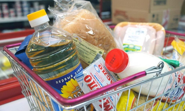 Мать с дочерью убежали из астраханского супермаркета с набитыми битком сумками с продуктами